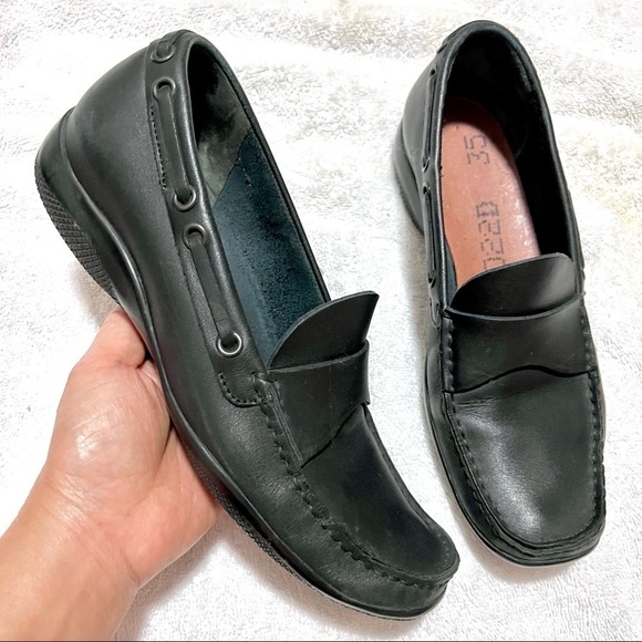 PRADA Made in Italy genuine Black Leather Loafers womens Size: 5.5 / IT 35.5 - Picture 2 of 11